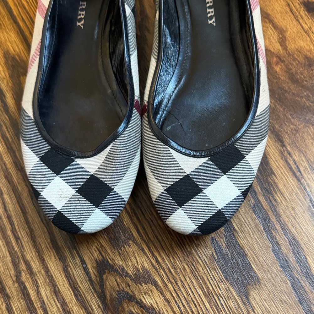 Burberry Women's Plaid ballet Flats - shoes Black, White, and Tan - Picture 6 of 6